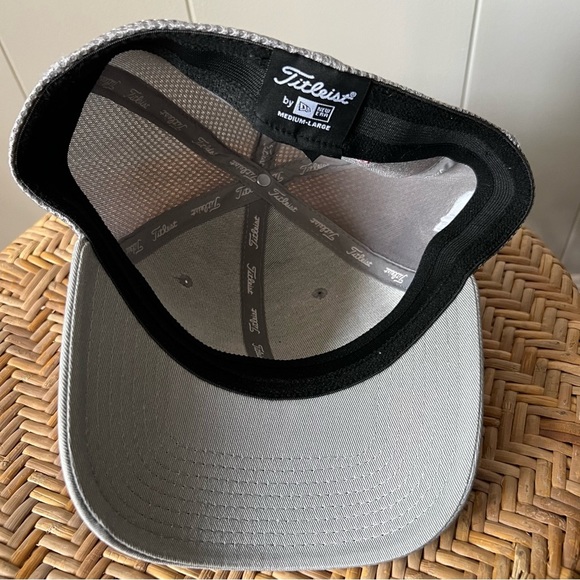 Titleist Pro V1 FJ New Era flex fit medium - large hat cap - Picture 4 of 5